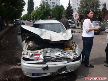 В Житомире произошло жесткое ДТП с участием 3 авто (фото)