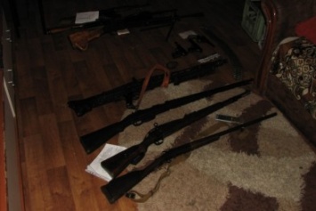 Автоматы, винтовки, пистолеты, пулеметы: полицейские выявили "коллекционера" оружия в Кривом Роге