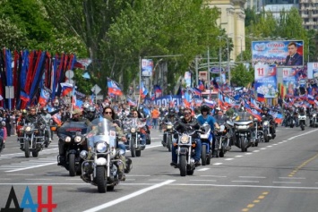 Донецк: согнанное шествие в честь «дня республики» подошло к концу (ФОТО)