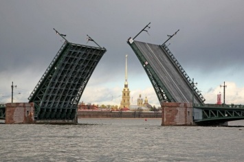 Женщина погибла под теплоходом, прыгнув с Дворцового моста