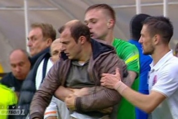 После поражения "Днепра" Зозуля на эмоциях накинулся на судью: уникальные кадры массовой драки на футбольном поле