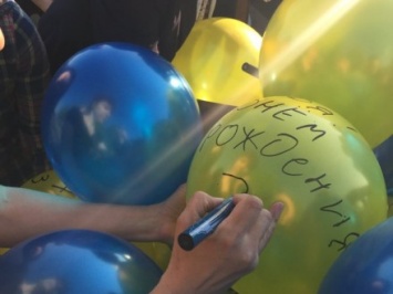 Сине-желтые шарики запустили в небо Латвии по случаю дня рождения Н.Савченко