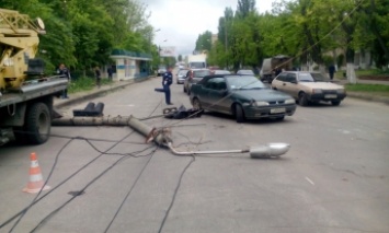 Светофор рухнул прямо на дорогу (фото)