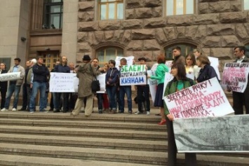 Под Киевсоветом против застройки митингуют 100 активистов (ФОТО)