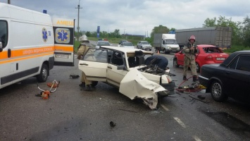 Опубликованы фото с места тройного ДТП под Запорожье