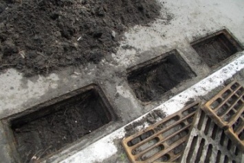 Как в Кременчуге коммунальщики чистят ливневую канализацию (ФОТО)