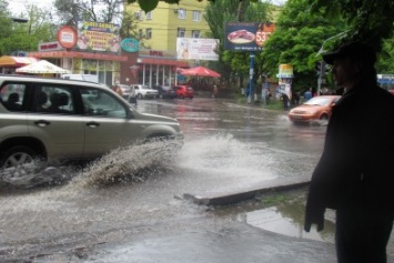 Дороги Мариуполя тонут в воде (ФОТОРЕПОРТАЖ)