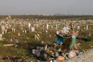 В Мариуполе коммунальники с кладбищ вывозят мусор и спиливают деревья