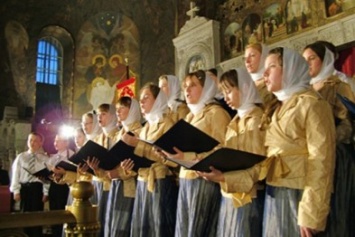 Церковные хоры споют на набережной Алушты