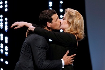 72-летняя Катрин Денев целовалась с молодым актером в Каннах