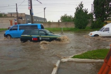 Вплавь: как николаевцы переживают сезонные ливни (ФОТО, ВИДЕО)