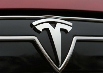 Tesla в режиме автопилота врезалась в грузовик