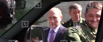 У военного джипа, который пытался открыть Путин, оторвалась ручка