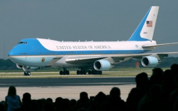 Лже-террористка прорывалась к самолету президента США
