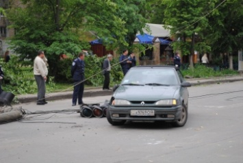 На месте столба, который вчера чуть не разбил машину, поставили новый