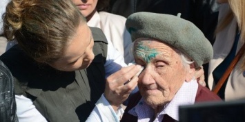 СМИ: в Славянске умерла ветеран, которую облили зеленкой в День Победы