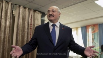 Лукашенко с сыном показал Медведеву родной дом и угостил березовым соком (фото)