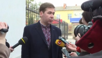 Адвокат Савченко объяснил, зачем ходил в суд в вышиванке