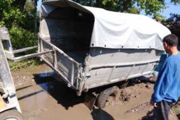 В Кировограде под землю провалился грузовик (ФОТО+ВИДЕОСЮЖЕТ)