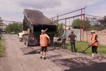 В Покровске (Красноармейске) целую неделю погода мешала приступить к ремонту дорог, но он стартовал