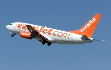 Пассажиров EasyJet напугала дверь в кабину пилотов, открывшаяся во время полета