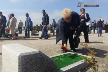 На кладбище под Запорожьем почтили память неизвестных бойцов, погибших в зоне АТО
