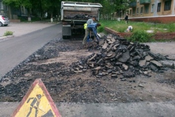 В Краматорске дорожники демонтируют недавно уложенный асфальт