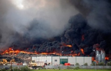 В Испании горит огромное кладбище покрышек: ядовитое облако движется к Мадриду