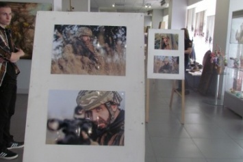 "Азов" провел фотовыставку в Мариуполе (ФОТО)