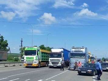 Трассу "Одесса-Киев" заблокировали фурами