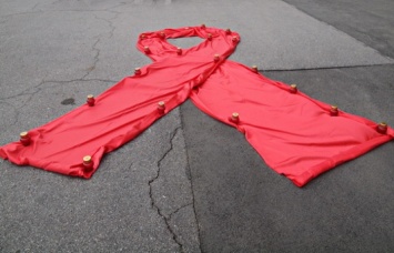 Возле Одесской ОГА разложили 10-метровую ленту в память об умерших от СПИДа
