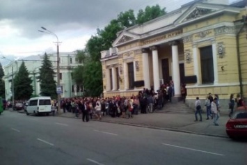 Ночь в музее: в Днепропетровске культурная акция вызвала небывалый ажиотаж (ФОТО)