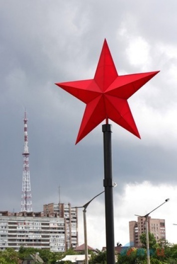 В Луганске появилась красная Звезда Победы высотой 20 метров - она встречает гостей города