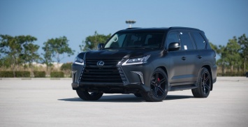 Lexus LX 570 обтянули глянцевой черной пленкой