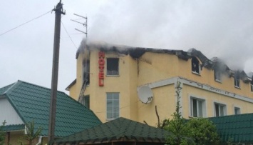 На Киевщине загорелся гостиничный комплекс