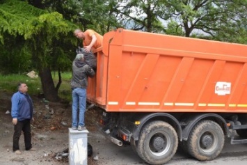 В Кореизе строители помогли коммунальщикам