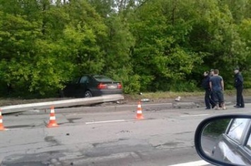 Во Львове автомойщик угнал машину и врезался в бетонную электроопору