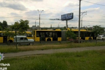 На Московском проспекте в Киеве маршрутка столкнулась с троллейбусом