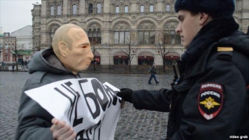 В Москве суд арестовал активиста за пикет в маске Путина