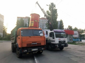 На Намыве начали демонтаж киосков и "позвонишек"