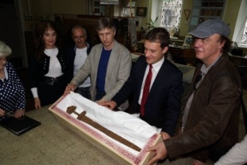 Уникальный меч викингов вернули в Киев