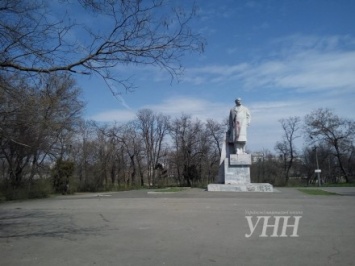 Демонтаж последнего в городе памятника Ленину начали в одесском парке