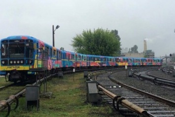 В Киеве разрисованный состав метро вышел на "красную линию" (ФОТО)
