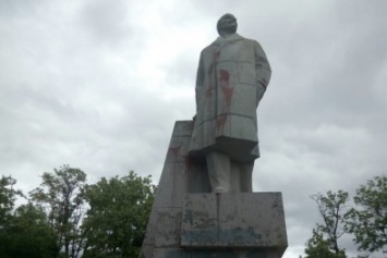 Ленина с Куликова поля никак не могут демонтировать из-за немецкого супер-клея (ФОТО)