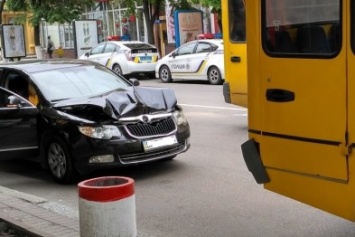 Авария в Кировограде: легковой автомобиль врезался в маршрутку. ФОТО
