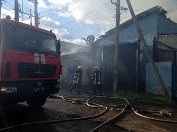 В Лисичанске горел частный жилой дом с баней и СТО