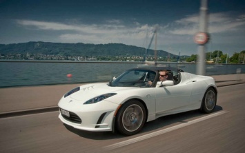 Tesla Roadster нового поколения станет больше и быстрее