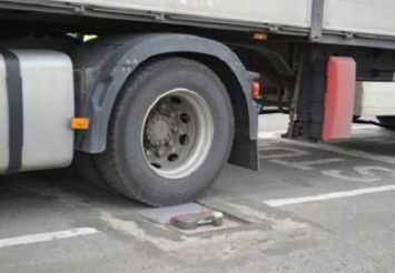 На Днепропетровщине начали взвешивать грузовики, чтобы избежать повреждения дорог