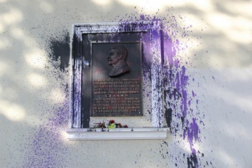 В Крыму на годовщину депортации залили краской мемориальную доску Сталину