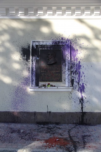 В оккупированном РФ Крыму мемориальную доску Сталина облили краской